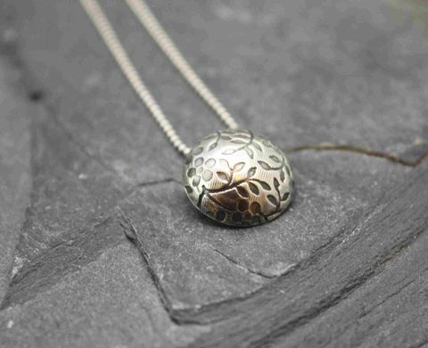 Daisy,necklace,floral, daisy, flowers handmade jewelry, metalsmith, silversmith, handmade silver jewelry, sterling silver jewelry, villain accessories