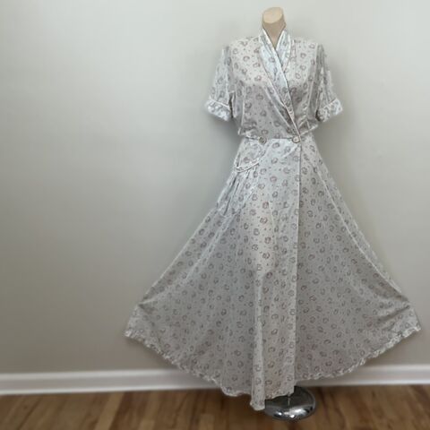 40s Vintage It's A Diamond Dressing Gown Wrapper Robe Dainty Floral  40b/28w 40s,Vintage,It's,A,Diamond,Dressing,Gown,Wrapper,Robe,Dainty,Floral,40b/28w, vintage, It's A Diamond, wrapper, robe, dressing gown, floral