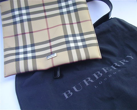 Burberry,Bag,Shoulder,Flat,Travel,Classic,Pre,Owned,nova check Burberry design, cross body Burberry adjustable strap bag, pre owned burberry shoulder bag, tartan bag, plaid bag, designer bag, signature bag, burberry passport bag, burberry flat purse, used burberry messenger bag