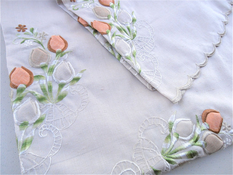 Vintage Beige Embroidered Tablecloth /& Napkin Set