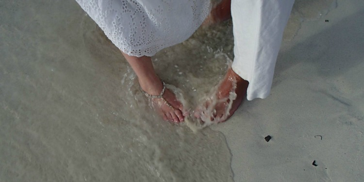 destination-barefoot-wedding-sandals