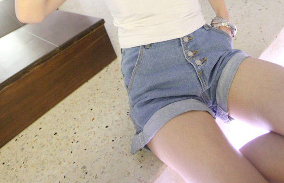 HIGH WAISTED DENIM SHORTS - product image