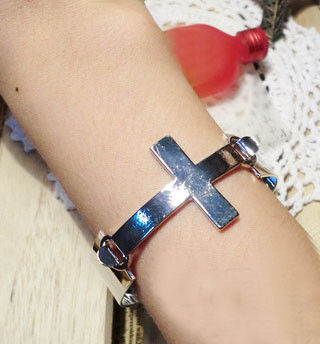 METAL CROSS BRACELET - product image