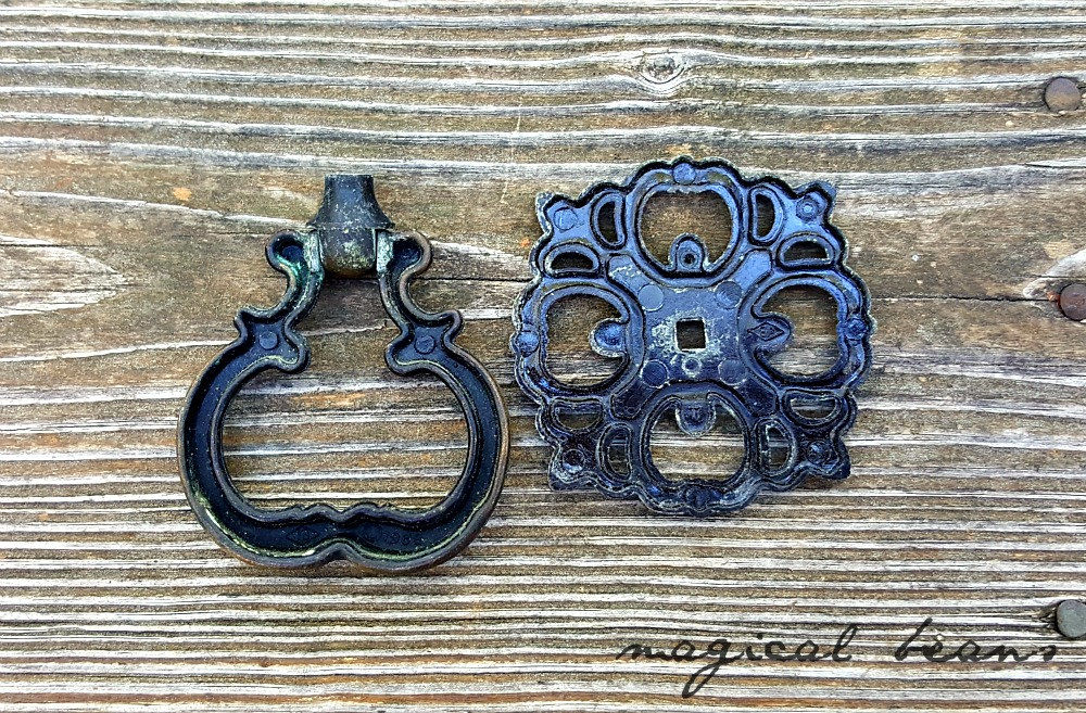 Vintage 2pc Black & Gold Baroque Ring Pull Magical Beans Home