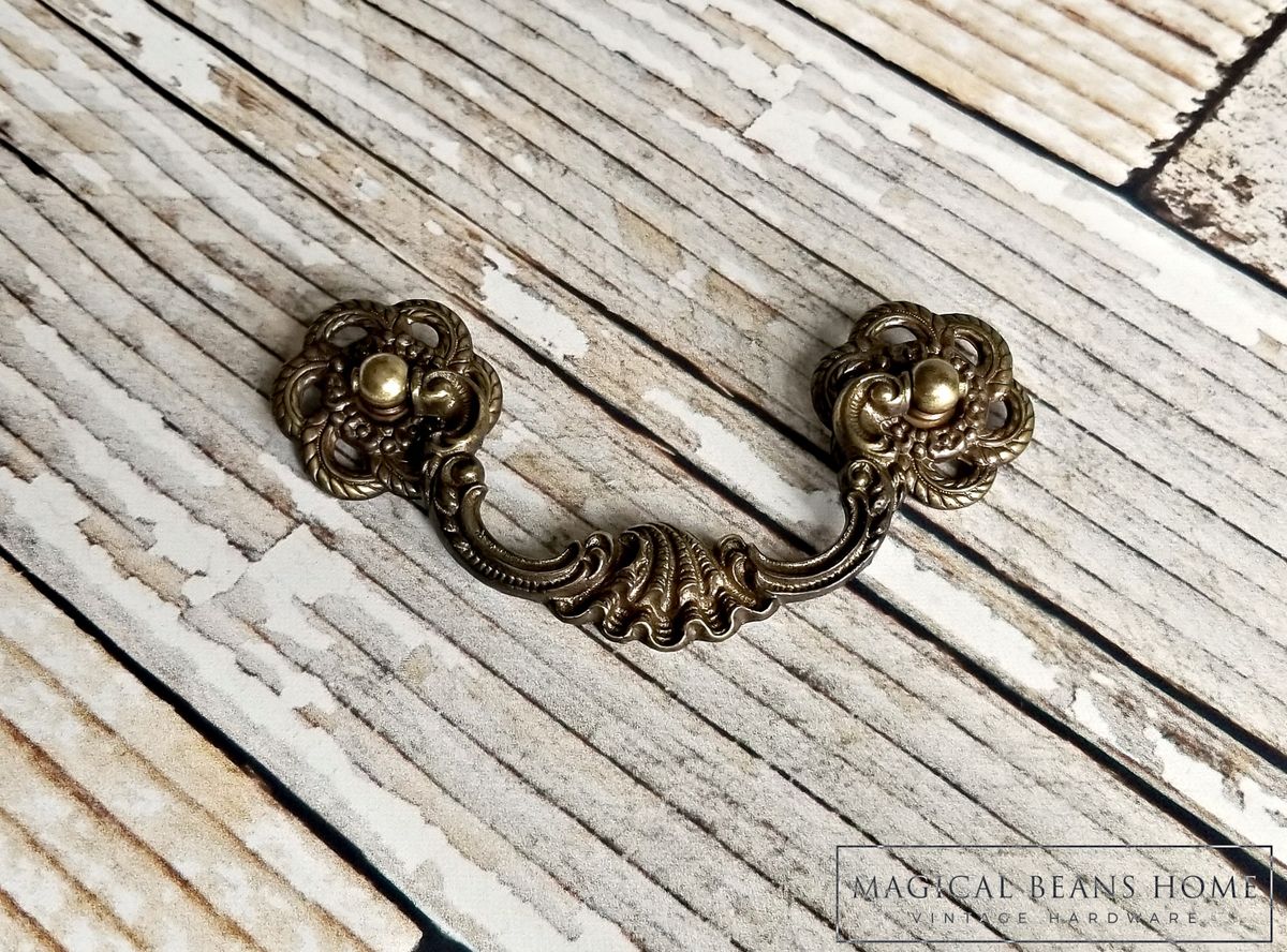 VINTAGE KEELER BRASS CO ANTIQUED BRASS CLAM SHELL DROP BAIL PULLS
