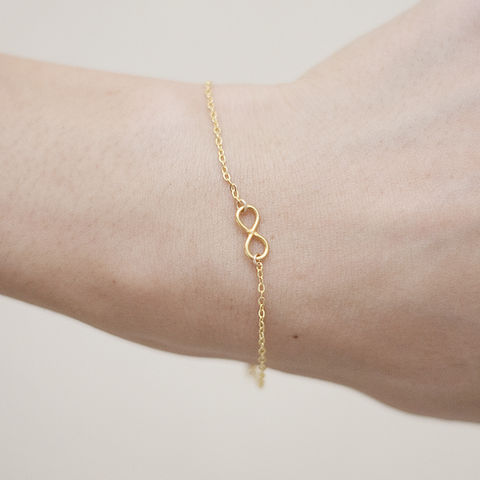 Infinity,Bracelet,in,Gold