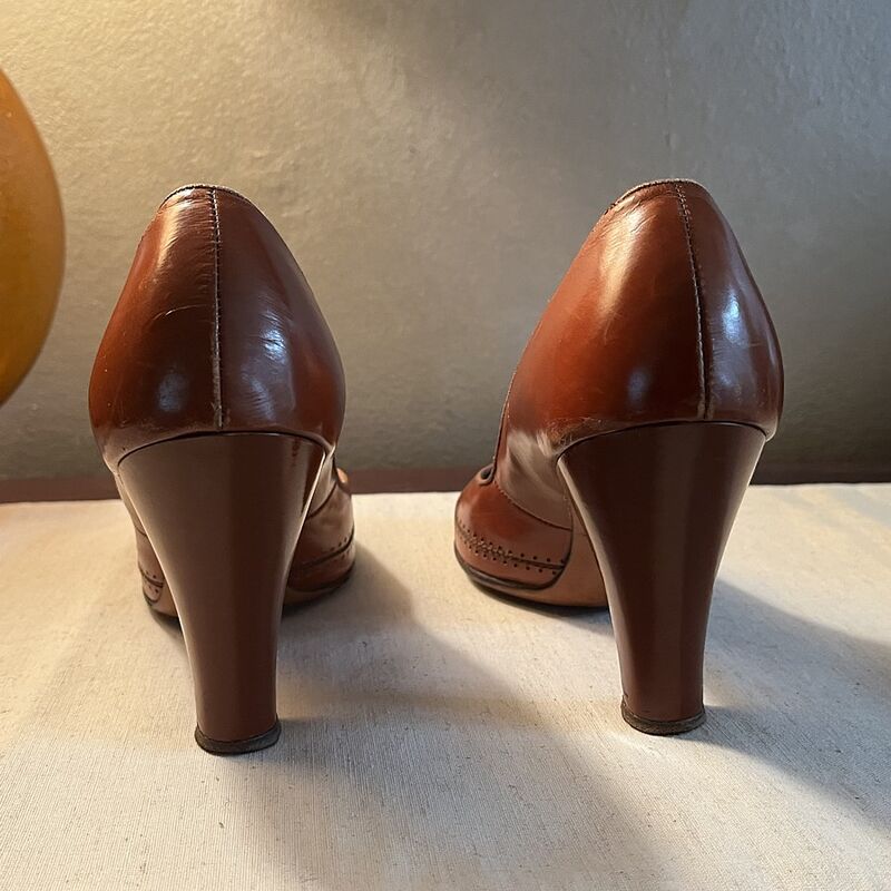 40s 50s Vintage PARAMOUNT BULLOCK'S COLLEGIENNE Cinnamon Pumps   8.5AA - product image  