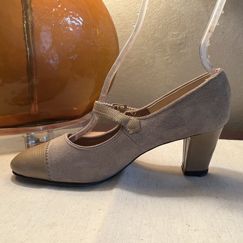 Vintage 70s HUSH PUPPIES Mary Janes Heels Pumps   6.5M - product image  