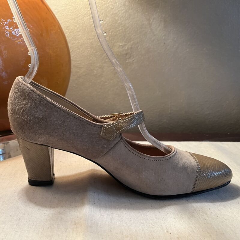 Vintage 70s HUSH PUPPIES Mary Janes Heels Pumps   6.5M - product image  