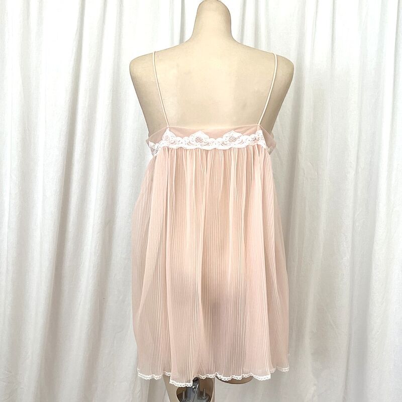 70s Vintage HOLLYWOOD VASSARETTE Pleated Peach Nightgown   Medium - product image  
