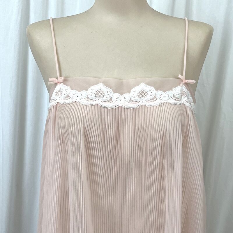 70s Vintage HOLLYWOOD VASSARETTE Pleated Peach Nightgown   Medium - product image  