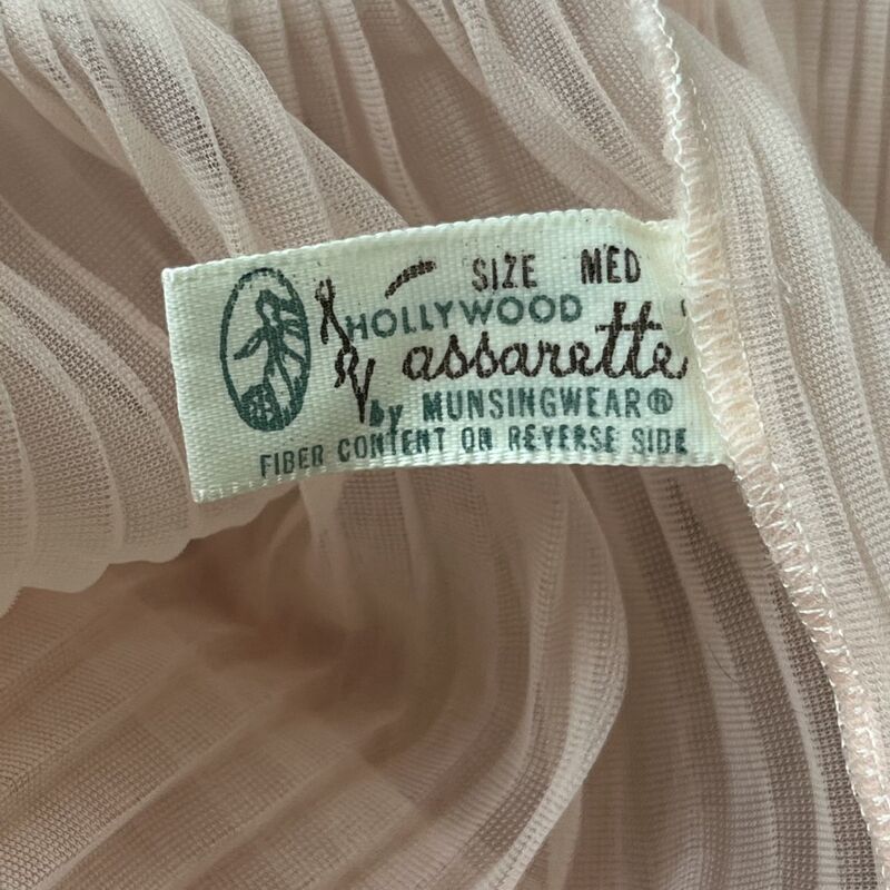 70s Vintage HOLLYWOOD VASSARETTE Pleated Peach Nightgown   Medium - product image  