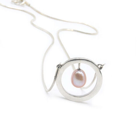 Spin,me,around,pink,pearl,silver,necklace,by,Jana,Svabova,silver circle necklace with pink pearl