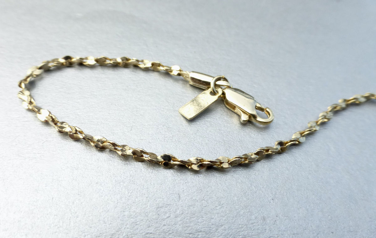 Twisted 2mm Chain Link Bracelet 8.25” Long Length Gold Tone Fancy Costume Jewelry Wrist Stackable Classiq China Brand Villa Collezione Villacollezione - product images  of 