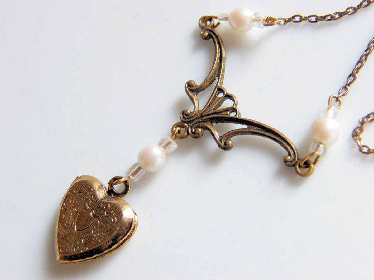 Vintage Art Deco Valentine Pendant Heart Locket Necklace, Etched Design