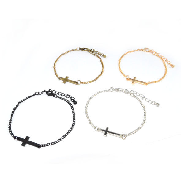 LITTLE CROSS BRACELET - product image  