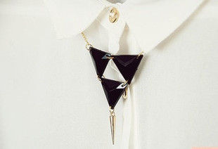TRIPLE PYRAMID SPIKE NECKLACE - product image  