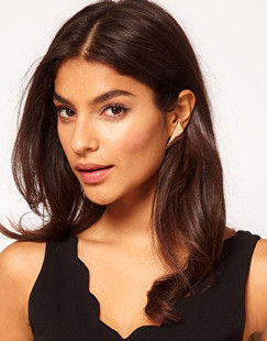 MINIMAL TRIANGLE EARRINGS - product image  