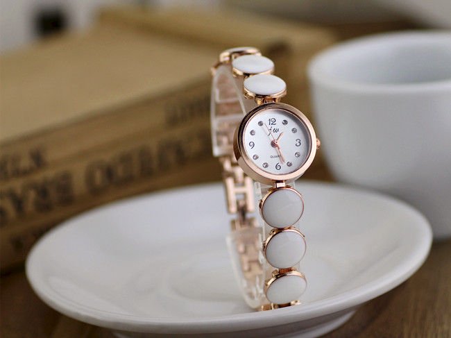 VINTAGE STYLE ROUND WATCH - product image  
