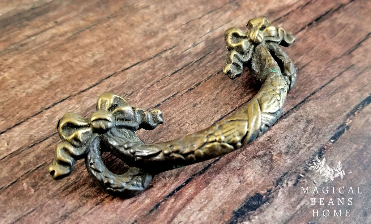 Antique Keeler Brass Co Small Antiqued Gold Ribbon, Bow & Wreath Drawer