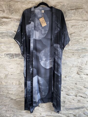 LONG,KIMONO,STYLE,JACKET,ONE,SIZE,UK10,to,28:,black,,grey,,full,moon,Black, grey, full moon, abstract, long, Kimono, style, jacket, curvy, plus, size, on, the, verge