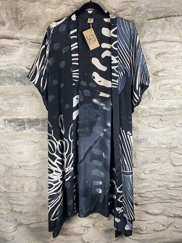SHORTER,LONG,KIMONO,STYLE,JACKET,ONE,SIZE,UK6,to,22:,black,,white,,grey,,green,black, white, grey, green, short, long, Kimono, style, jacket, curvy, plus, size, on, the, verge