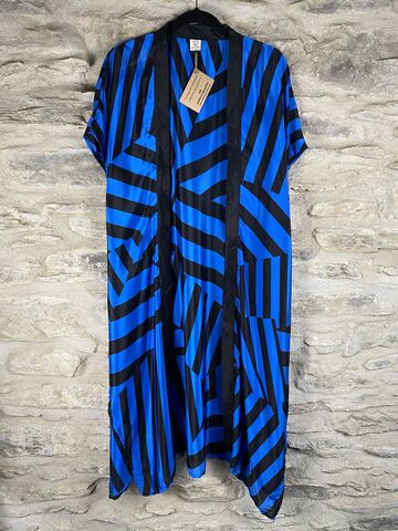 SALE,//,SHORTER,LONG,KIMONO,STYLE,JACKET,ONE,SIZE,UK6,to,22:,black,,blue,,abstract,black, blue , abstract, short, long, Kimono, style, jacket, curvy, plus, size, on, the, verge