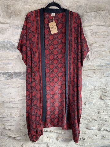 SHORTER,LONG,KIMONO,STYLE,JACKET,ONE,SIZE,UK6,to,22:,classic,and,stylish,black,,red,,floral,Black, red, floral short, long, Kimono, style, jacket, curvy, plus, size, on, the, verge