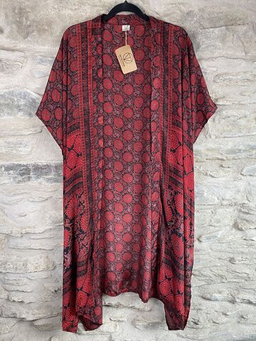 SHORTER,LONG,KIMONO,STYLE,JACKET,ONE,SIZE,UK6,to,22:,classic,and,stylish,black,,red,,floral,Black, red, floral short, long, Kimono, style, jacket, curvy, plus, size, on, the, verge