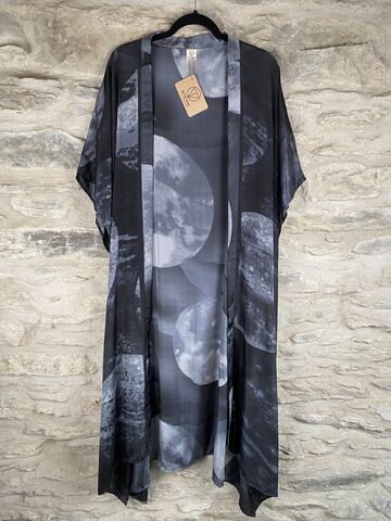 LONG,KIMONO,STYLE,JACKET,ONE,SIZE,UK10,to,28:,black,grey,full,moon,Black, grey, full, moon, long, Kimono, style, jacket, curvy, plus, size, on, the, verge