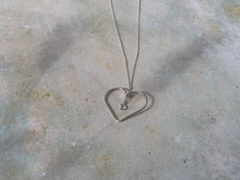 Silver,wire,heart,necklace,with,star,or,letter