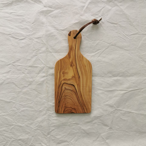 Olive,wood,chopping/serving,board,-,Handmade,in,Palestine,Elbustan, el bustan, Palestine, Palestinian, Palestinian gifts, West Bank, Bethlehem, Jerusalem, Nablus, Ramallah, Hebron handicrafts, Handmade, Hand carved, crafts, Artisans, ethical, Fair Trade, sustainable, olive wood, Kitchenware, homeware, utensils, 