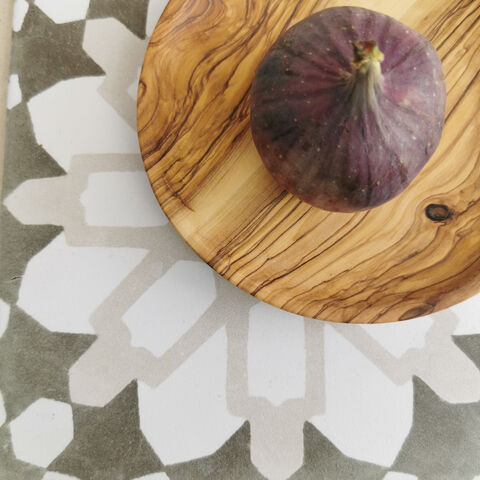 Olive,wood,flat,plates,-,Handmade,in,Palestine,Elbustan, el bustan, Palestine, Palestinian, Palestinian gifts, West Bank, Bethlehem, Jerusalem, Nablus, Ramallah, Hebron handicrafts, Handmade, Hand carved, crafts, Artisans, ethical, Fair Trade, sustainable, olive wood, Kitchenware, homeware, utensils, 