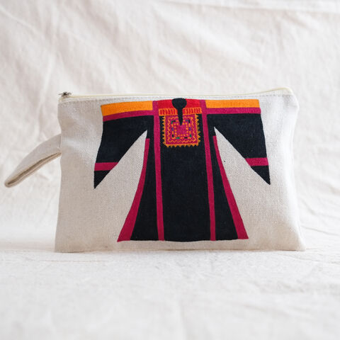The,Thobe,pouch,-,by,Ibrahim,Muhtadi,gaza, Ibrahim Muhtadi, pouch, purse, canvas, canvas pouch, hand painted, Reem Motasem, made in palestine