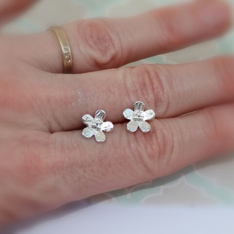 Textured,silver,flower,stud,earrings,Handmade silver ear studs U.K., sterling silver flower earrings, floral jewellery designs, gift boxed, recycled silver