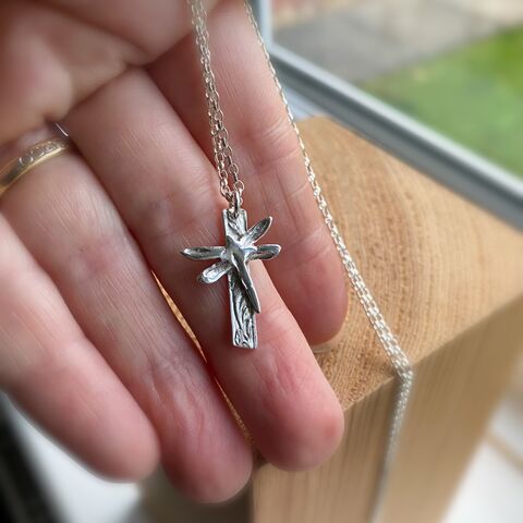 Silver,Dragonfly,resting,pendant,Recycled silver jewellery U.K., sterling silver necklaces U.K., dragonfly pendant, silver dragonfly jewellery, individual designs, gift boxed