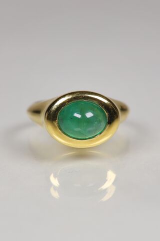 The,Full,Circle,14ct,Emerald,Ring