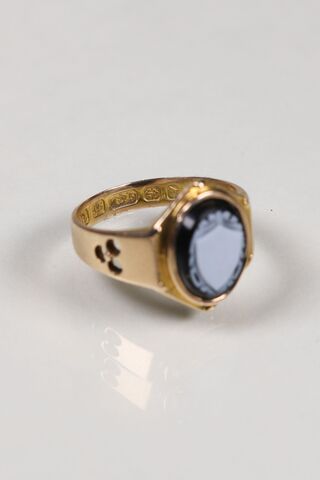 Victorian 15ct Agate Shield Ring - product images  of 