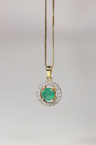 18ct,Emerald,&,Diamond,Halo,Necklace