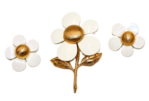 Vintage,-,SARAH,COVENTRY,White,Enameled,Flower,Brooch,and,Earrings,Set,Sarah Coventry, vintage brooch, vintage pin, vintage earrings, white, gold, enamel, retro, set